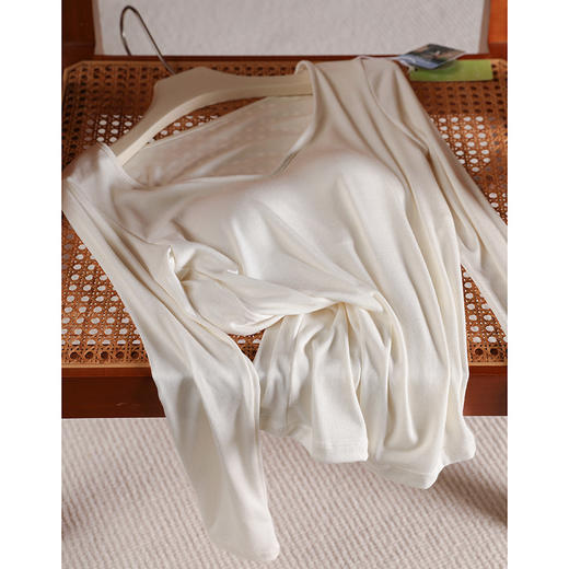 官网799！断码 内家羊毛醋酸保暖带胸垫二合一长袖打底衫女 纳米珍珠美肤V领上衣 商品图9