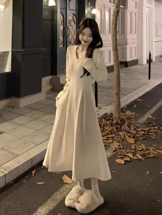 春秋新款【白色V领 赫本风法式连衣裙女】收腰显瘦 复古气质女神范长裙 商品图0