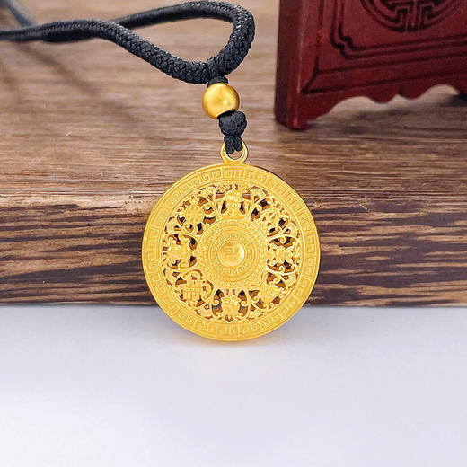 【限时克减128元】足金999.9 #八宝罗盘 #小红书 古法挂绳空心镂空八宝罗盘吊坠（面宽约21.2mm，含珠子）(ANWZGFDZ00200-4)预售产品下单后不退款不退货不换货不补差价 商品图1