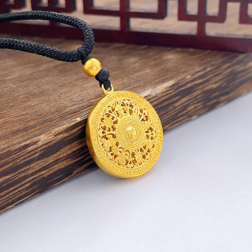 【限时克减128元】足金999.9 #八宝罗盘 #小红书 古法挂绳空心镂空八宝罗盘吊坠（面宽约21.2mm，含珠子）(ANWZGFDZ00200-4)预售产品下单后不退款不退货不换货不补差价 商品图2