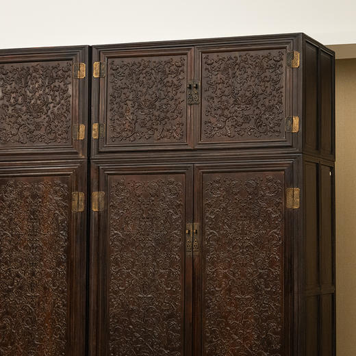 清 红木浮雕西番莲纹六件柜 商品图1