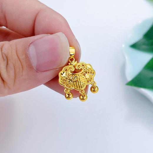 【限时克减150元】足金999 (足金999字印)5G黄金镂空铃铛双面如意福字锁包吊坠(5GDZ00256)（预售产品下单后不退款不退货不换货不补差价） 商品图2