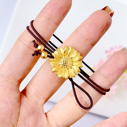 【限时7.5折】【定价黄金】足金 3D硬金双戴款向日葵头绳棕色弹力绳成品手串(AJ3DSC00093)（预售产品下单后不退款不退货不换货不补差价）（预售产品下单后不退款不退货不换货不补差价） 商品图3