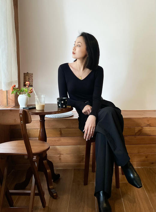 官网799！断码 内家羊毛醋酸保暖带胸垫二合一长袖打底衫女 纳米珍珠美肤V领上衣 商品图5