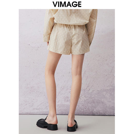 VIMAGE纬漫纪春季新款时尚通勤百搭洋气印花显瘦短裤V2105726 商品图4