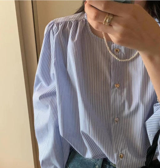 春夏装【别致设计感 温柔减龄条纹衬衫女】蓝色条纹 爱心纽扣 圆领上衣 商品图1
