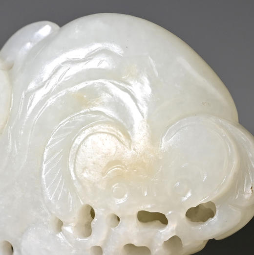 清代和田白玉金沁鲶鱼“连年有余”手把件 商品图3