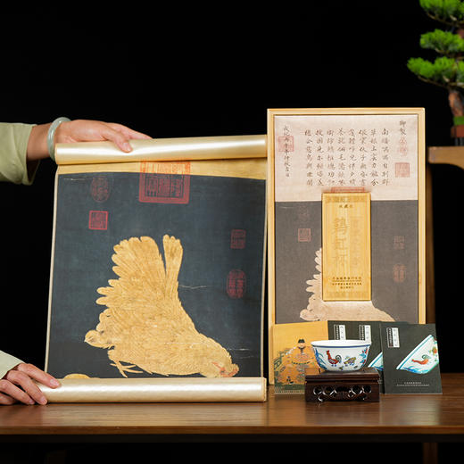 明成化斗彩鸡缸杯礼盒  阳士琦大师亲制，1：1等比例原貌打造  配有一件黑檀实木杯座以及一幅1:1超清复刻《子母鸡图》丝绢卷轴画，具有极高的艺术和典藏价值，宜礼宜藏。 商品图6