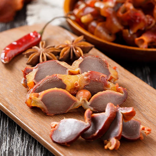熏宗八宝全家福礼盒 散养大公鸡900g+落锅鸡900g+熏猪蹄700g+香熏猪肘子500g+熏猪头肉400g+香熏鸡胗135g+熏鸡翅尖160g+香熏鸡脖240g 共3935g 商品图6