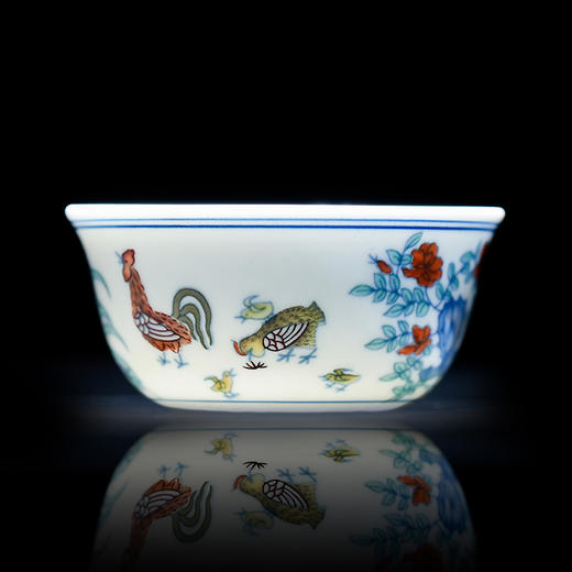 明成化斗彩鸡缸杯礼盒  阳士琦大师亲制，1：1等比例原貌打造  配有一件黑檀实木杯座以及一幅1:1超清复刻《子母鸡图》丝绢卷轴画，具有极高的艺术和典藏价值，宜礼宜藏。 商品图1