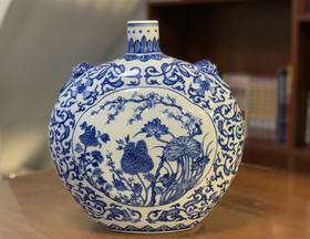 柴窑青花缠枝莲开窗花卉抱月瓶