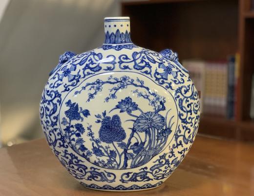 柴窑青花缠枝莲开窗花卉抱月瓶 商品图0