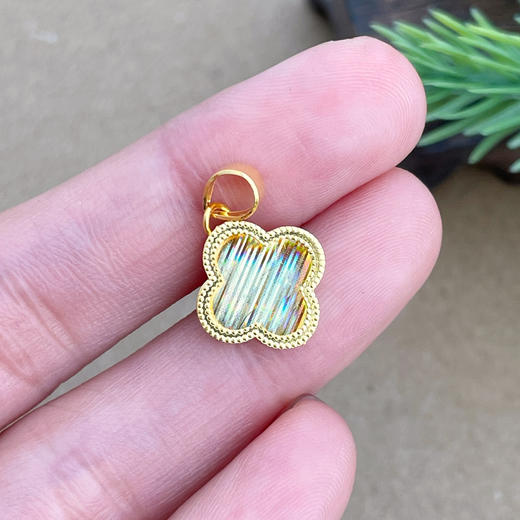 【限时7.5折】【定价黄金】足金999 (足金999字印)5G黄金CNC七彩影底吊坠四叶草吊坠(5GDZ00188)（预售产品下单后不退款不退货不换货不补差价） 商品图3