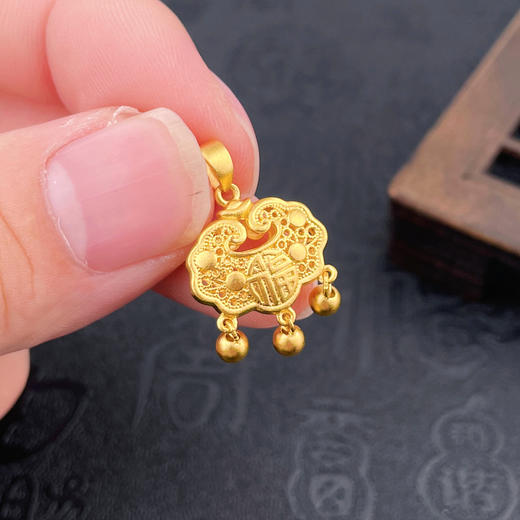 【限时7.5折】【定价黄金】足金999 (足金999字印)5G黄金古法工艺双面镂空铃铛如意福字锁包吊坠(5GGFDZ00001-02)（预售产品下单后不退款不退货不换货不补差价） 商品图2