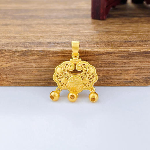 【限时7.5折】【定价黄金】足金999 (足金999字印)5G黄金古法工艺双面镂空铃铛如意福字锁包吊坠(5GGFDZ00001-02)（预售产品下单后不退款不退货不换货不补差价） 商品图0