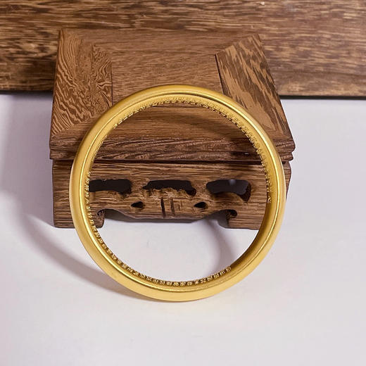 【限时克减150元】足金999.9 【油亮版本】古法空心固口(面宽约9.2-9.6mm)宽面内莲花心经手镯(AIGFSZ00015)预售产品下单后不退款不退货不换货不补差价） 商品图2