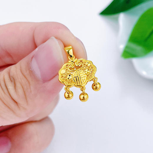 【限时7.5折】【定价黄金】足金999 (足金999字印)5G黄金镂空铃铛双面如意福字锁包吊坠(5GDZ00256-02)（预售产品下单后不退款不退货不换货不补差价） 商品图2