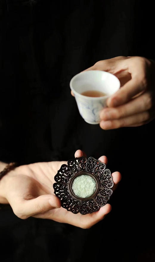 透雕缠枝莲纹°紫光檀镶玉石杯垫 商品图4