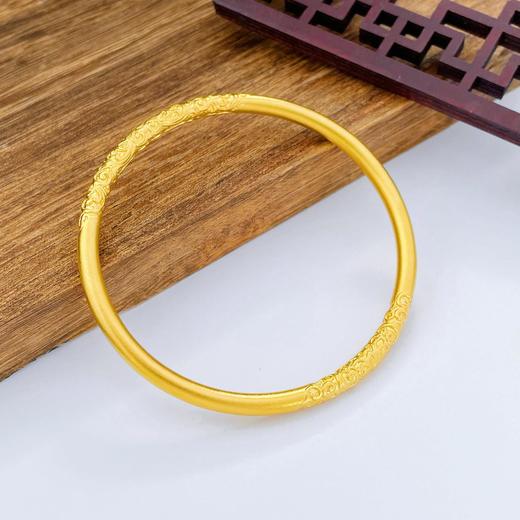 【限时克减150元】足金999.9 【油亮版本】古法实心固口双边如意卷草纹手镯(面宽约3.9-4.3mm)(AIGFSZ00345)（预售产品下单后不退款不退货不换货不补差价） 商品图1