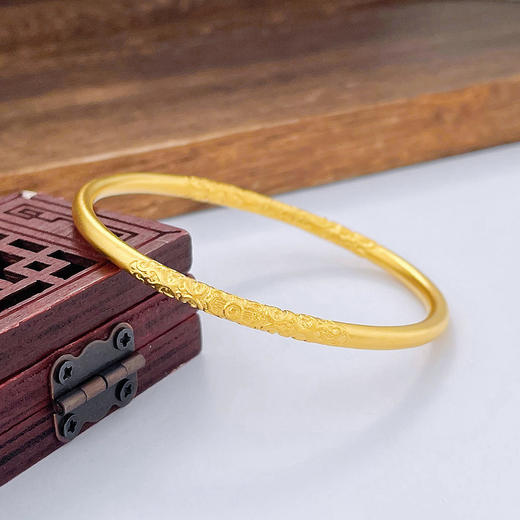 【限时克减150元】足金999.9 古法实心固口卷草纹手镯（面宽约3.4-3.8mm，厚度约3.5mm）(ANWZGFSZ00069-2)预售产品下单后不退款不退货不换货不补差价） 商品图1