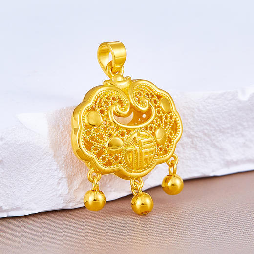【限时克减128元】足金999 #儿童/宝宝 (足金999字印)5G黄金镂空花丝双面福字锁铃铛如意福字锁包吊坠网红锁包(5GDZ00107)（预售产品下单后不退款不退货不换货不补差价） 商品图1