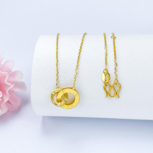 【限时克减150元】足金999 5G黄金调节CNC罗马数字双环相扣套链(AG5GTL00262)（预售产品下单后不退款不退货不换货不补差价）（预售产品下单后不退款不退货不换货不补差价） 商品图0