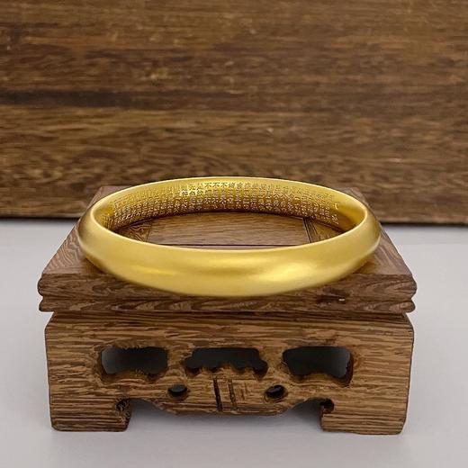 【限时克减150元】足金999.9 【油亮版本】古法空心固口(面宽约9.2-9.6mm)宽面内莲花心经手镯(AIGFSZ00015)预售产品下单后不退款不退货不换货不补差价） 商品图1