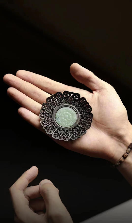 透雕缠枝莲纹°紫光檀镶玉石杯垫 商品图3