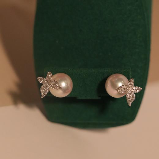 甄珠贝 超强钻石满镶嵌精工 akoya8mm 超精美耳钉 灵动感满满 上耳效果太唯美了 让整个人被别致又美好的氛围感宠幸 商品图1