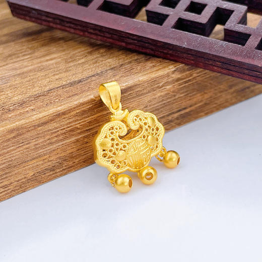 【限时7.5折】【定价黄金】足金999 (足金999字印)5G黄金古法工艺双面镂空铃铛如意福字锁包吊坠(5GGFDZ00001-02)（预售产品下单后不退款不退货不换货不补差价） 商品图1