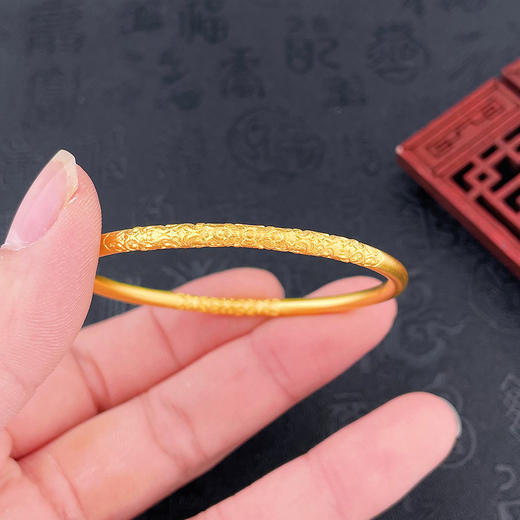【限时克减150元】足金999.9 古法实心固口卷草纹手镯（面宽约3.4-3.8mm，厚度约3.5mm）(ANWZGFSZ00069-2)预售产品下单后不退款不退货不换货不补差价） 商品图3
