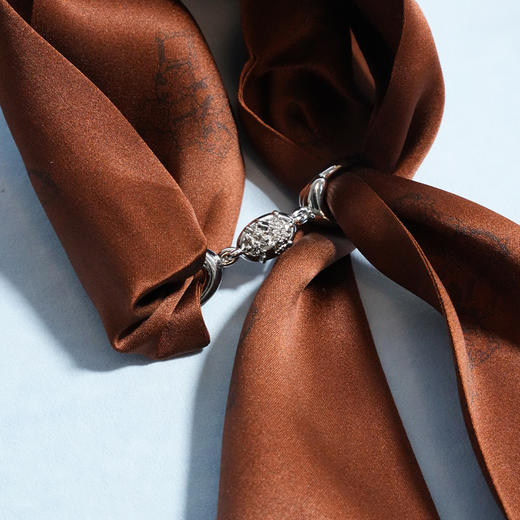 ATELIERSÓ 24SS 胶囊系列-咖啡棕克拉印花丝巾 商品图2