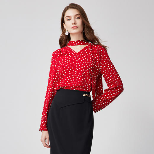 EITIE爱特爱春季新款挂脖V领复古红色波点碎花直筒显瘦衬衫上衣小上衣A2413301 商品图2