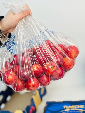 智利樱桃李，珍贵品种，每年季节超短，且货源稀缺，十分抢手，它是传统李子和樱桃的结合，既拥有浓郁的李子味，又拥有樱桃多汁，超级好吃！