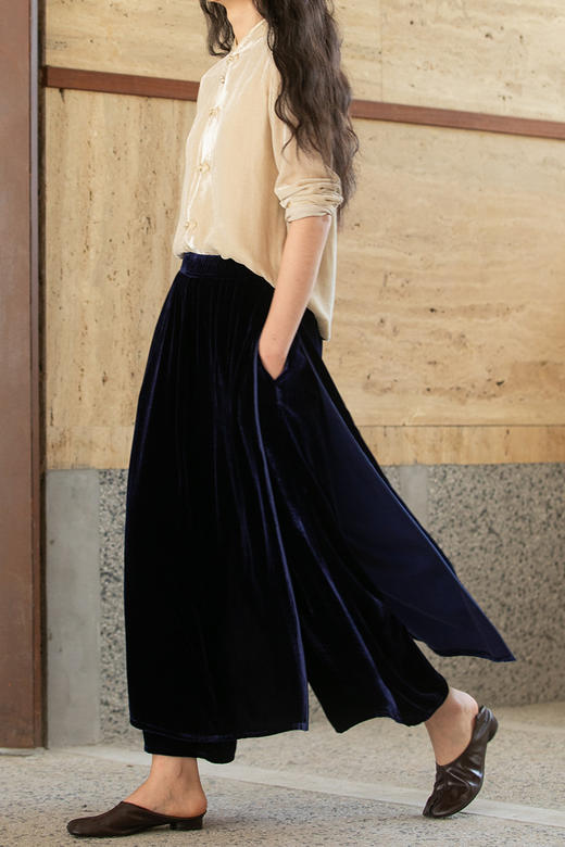 牧衣游原创 丝绒净色裙裤光泽垂感显瘦宽松百搭休闲裤新款 淡月 商品图5