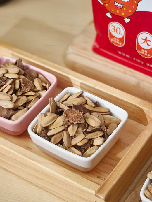 陈皮皮，陈皮+瓜子，陈皮也可以直接吃！用8年新会陈皮🍊熬煮的瓜子，还有嘎嘣的陈皮脆足足30克！！
粒粒饱满，好吃不腻，还不上火🔥 450克/袋 商品图3