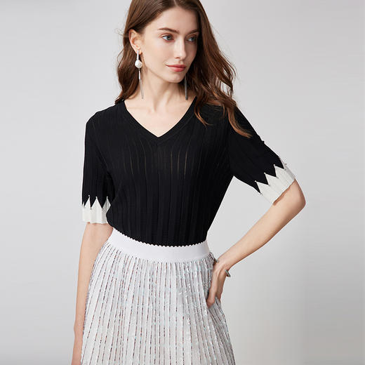 EITIE爱特爱春季新款黑白撞色显瘦百搭基础简约针织衫7301011 商品图2