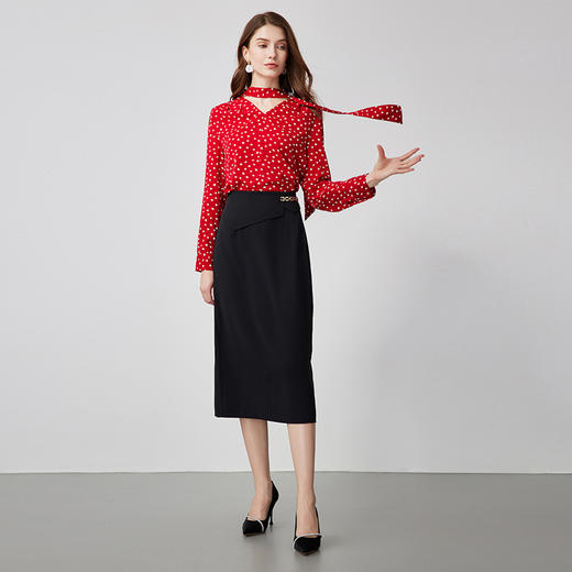 EITIE爱特爱春季新款挂脖V领复古红色波点碎花直筒显瘦衬衫上衣小上衣A2413301 商品图3