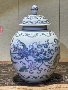 斗彩凤穿牡丹盖罐