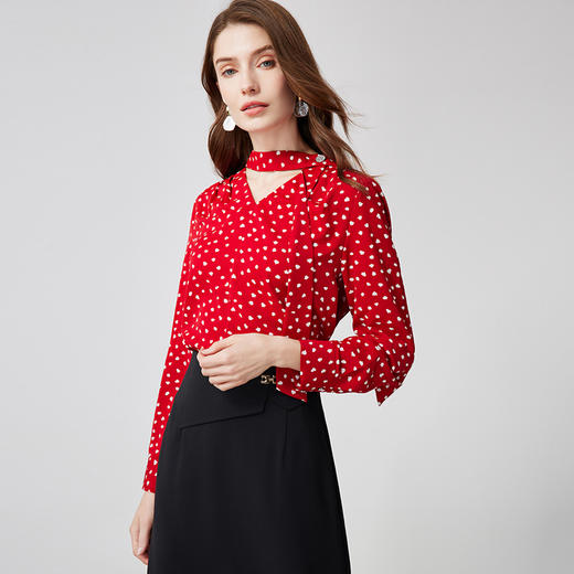 EITIE爱特爱春季新款挂脖V领复古红色波点碎花直筒显瘦衬衫上衣小上衣A2413301 商品图1
