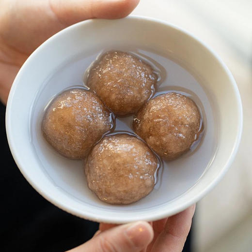 庆元宵🎉省级非遗美食【扬州宝应特产】甜口、咸口，荠菜馅、红豆馅、黑芝麻，纯手工藕粉圆子 清香Q弹 纯藕粉外皮 黑芝麻馅元宵汤圆 300克/袋（10个装） 商品图3