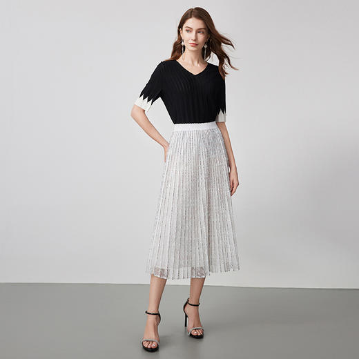 EITIE爱特爱春季新款黑白撞色显瘦百搭基础简约针织衫7301011 商品图3