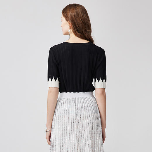 EITIE爱特爱春季新款黑白撞色显瘦百搭基础简约针织衫7301011 商品图4