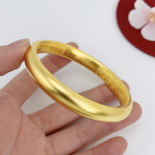 【限时克减150元】足金 磨砂版本古法固口半实心古法光圈泥鳅背内百福手镯（面宽约9.1-9.5mm，厚约5.4mm）(ANWZGFSZ00081-3)（预售产品下单后不退款不退货不换货不补差价） 商品图4