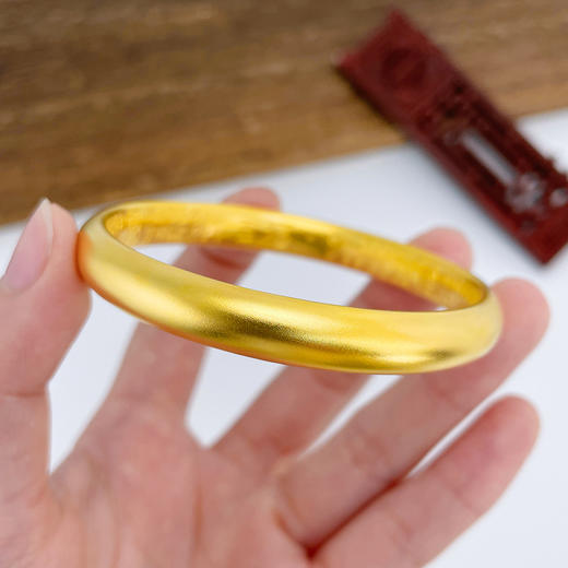 【限时克减150元】磨砂版本 古法固口半实心古法光圈泥鳅背宽面内百福手镯（面宽约7.8-8mm，厚约4.7mm）(ANWZGFSZ00081-1)（预售产品下单后不退款不退货不换货不补差价） 商品图3