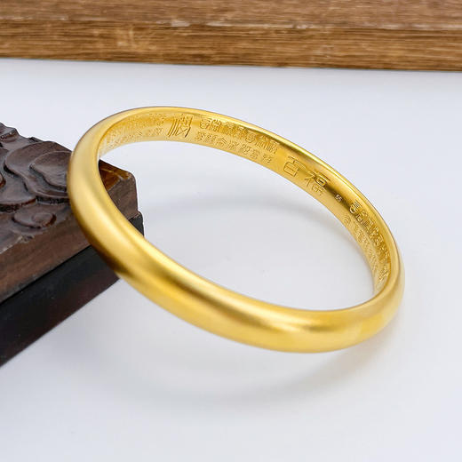 【限时克减150元】磨砂版本 古法固口半实心古法光圈泥鳅背宽面内百福手镯（面宽约7.8-8mm，厚约4.7mm）(ANWZGFSZ00081-1)（预售产品下单后不退款不退货不换货不补差价） 商品图1