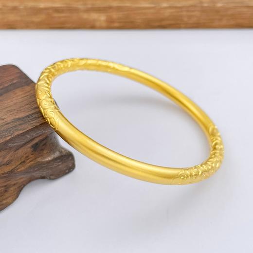 【限时克减150元】足金999.9 【油亮版本】古法空心固口圆棍手镯双边如意卷草纹手镯(面宽约3.6-4mm)(AIGFSZ00345-5)（预售产品下单后不退款不退货不换货不补差价） 商品图1