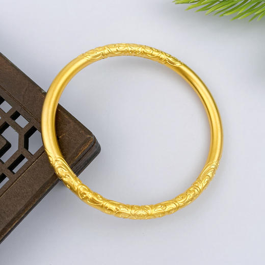【限时克减150元】足金999.9 【油亮版本】古法空心固口圆棍手镯双边如意卷草纹手镯(面宽约3.6-4mm)(AIGFSZ00345-5)（预售产品下单后不退款不退货不换货不补差价） 商品图2