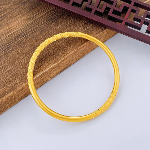 【限时克减150元】足金999.9 古法油亮实心固口卷草纹手镯（面宽约4.1-4.5mm，厚度约3.9mm）(ANWZGFSZ00069-1)（预售产品下单后不退款不退货不换货不补差价） 商品图2