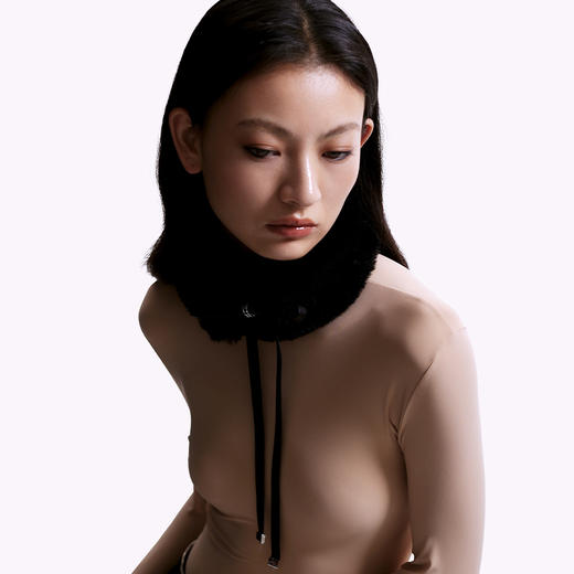 ATELIERSÓ 23SS 皮具系列-克拉蝴蝶结长毛围脖（黑） 商品图3